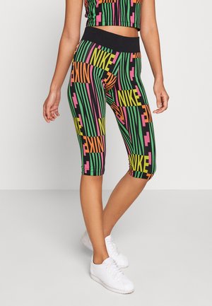 Zwart, groen en roze gestreepte capri legging met opvallende Nike branding, een strakke pasvorm en een brede elastische tailleband.
