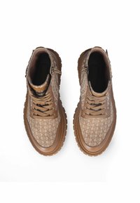 Bottines en cuir marron à lacets avec un dessus en tissu texturé présentant un motif, semelle en caoutchouc et détail de fermeture éclair sur le côté pour un enfilage facile.