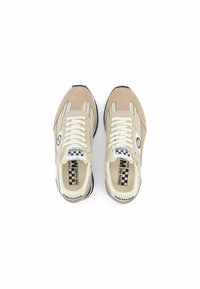 Baskets en suède beige avec des lacets blancs, des détails tissés sur les côtés, une semelle en caoutchouc noir et un logo noir sur le côté. Semelle intérieure à motif damier.