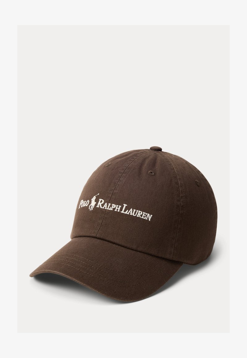 Καφέ καπέλο baseball Polo Ralph Lauren με καμπυλωτό γείσο και κεντημένο λευκό λογότυπο στο μπροστινό πάνελ.