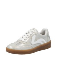 Sneaker synthétique argent et blanc avec une semelle en caoutchouc gomme, présentant un design cousu, une tige texturée et des lacets blancs.