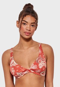 Top de bikini rojo con un diseño de cuello en V, tirantes anchos y un detalle retorcido en el frente, que presenta motivos florales y abstractos.