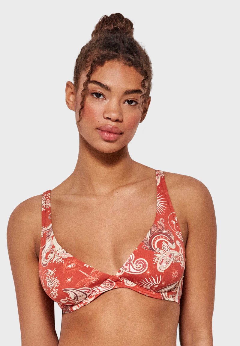 Top de bikini rojo con un diseño de cuello en V, tirantes anchos y un detalle retorcido en el frente, que presenta motivos florales y abstractos.