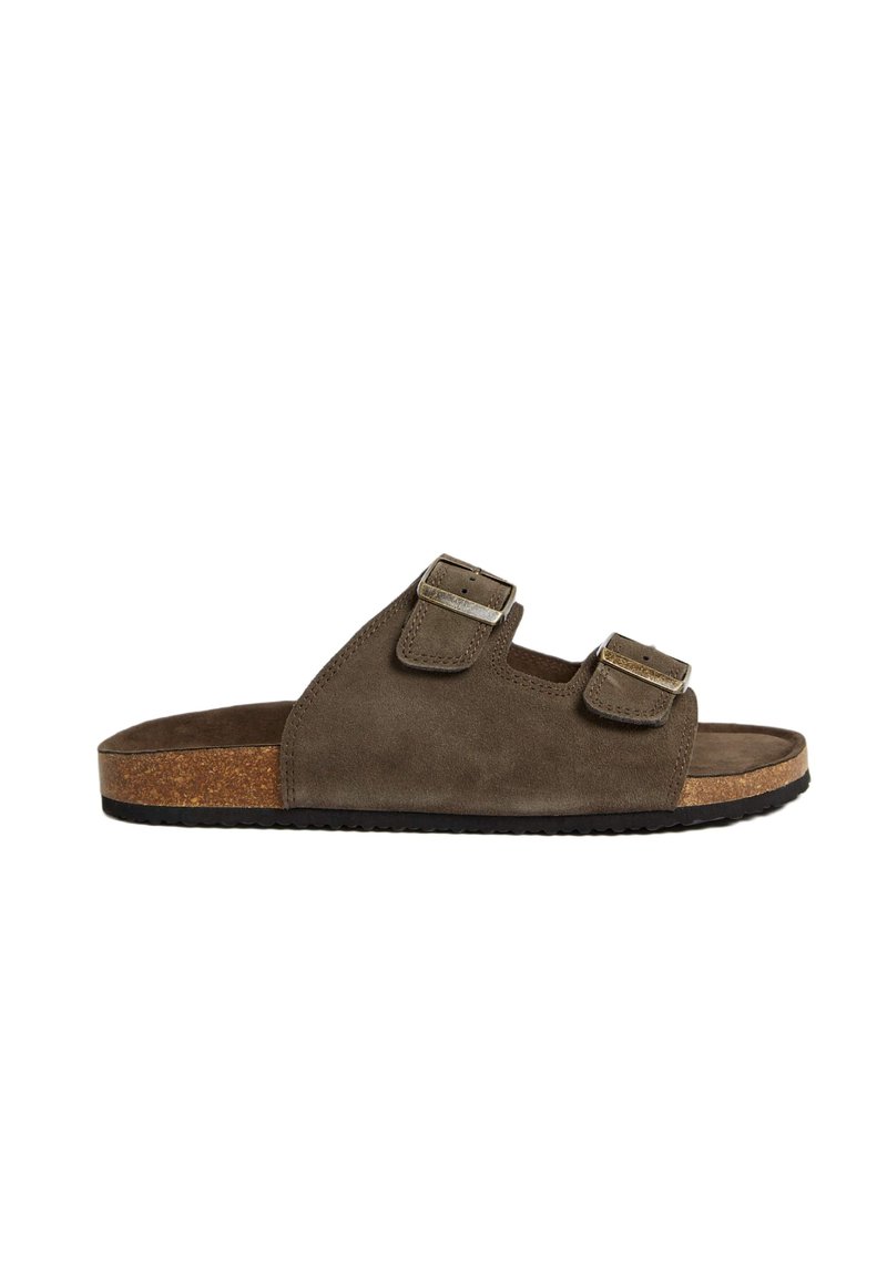 Sandali scivolati in suede marrone con due cinturini regolabili a fibbia, footbed in sughero e suola esterna in gomma nera texture.