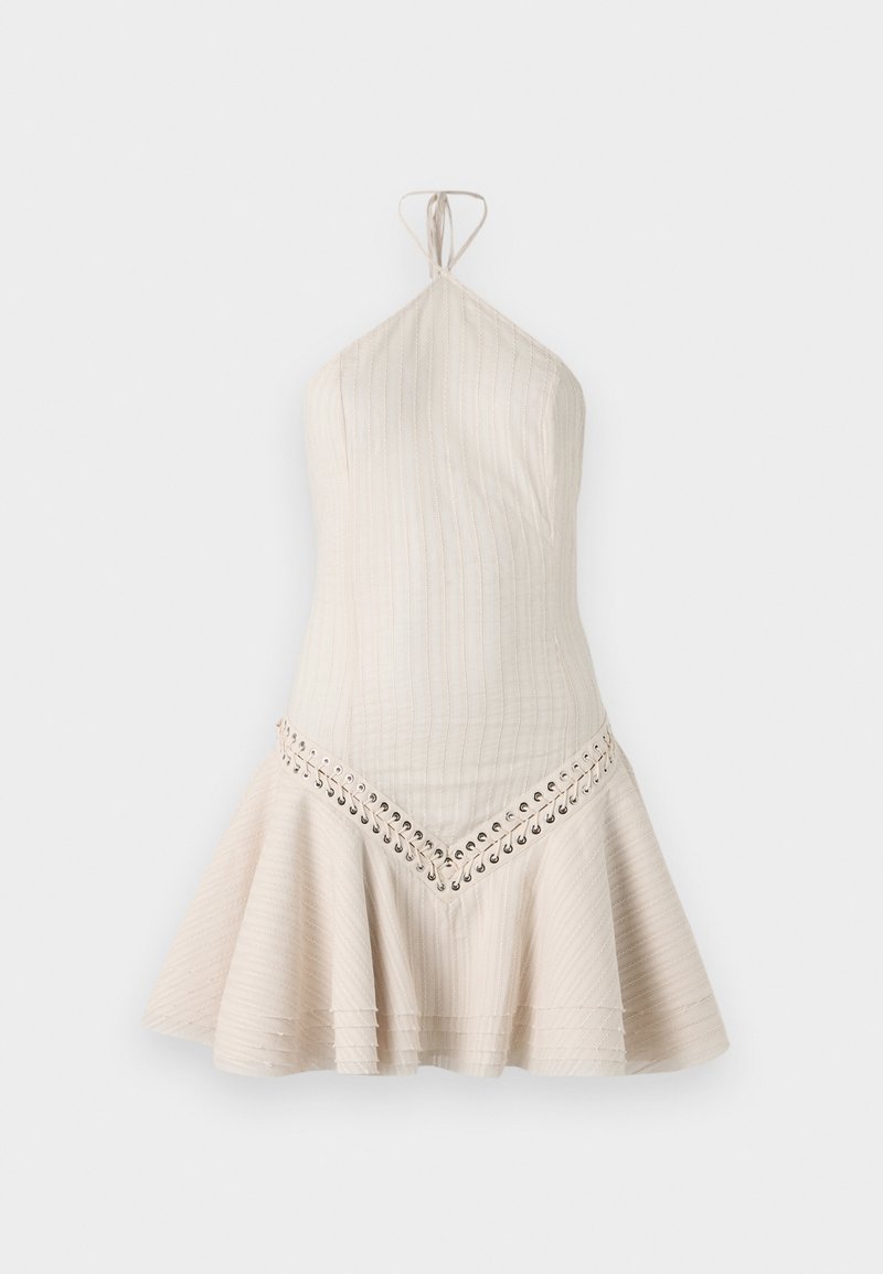 Korte halterjurk van lichtbeige stof, met verticale ribbeltextuur en vetersluiting langs de zoom. Uitlopende rokontwerp.