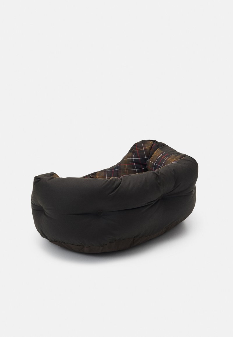 Cama para mascotas negra con forma redondeada, textura acolchada y un interior de cuadros en tonos marrón, rojo y amarillo. Construcción suave y acolchada.