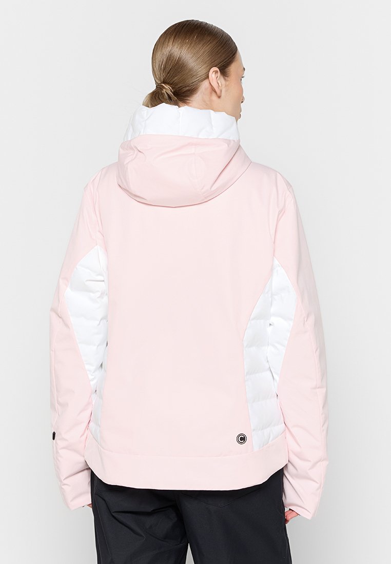 Giacca a vento rosa con pannelli laterali bianchi. Presenta un cappuccio, texture imbottita, vestibilità ampia e dettaglio rotondo del logo vicino all'orlo.