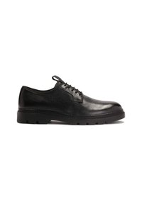 Zapatos de vestir de cuero negro con un acabado texturizado, punta redonda, diseño de cordones y suela de goma negra gruesa con patrones de relieve cortados.