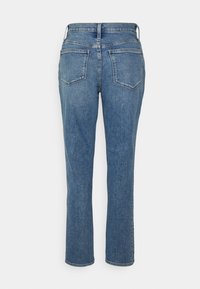 Jeans de denim azul com cintura de altura média, corte reto e design de cinco bolsos. Apresenta desbotamento sutil e detalhes de costura.