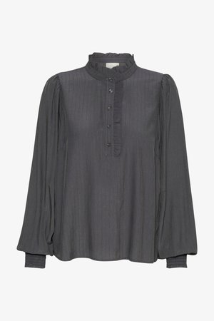 Blouse grise à boutons avec des rayures verticales, col volanté et longues manches bouffantes avec des poignets élastiques. Tissu doux avec un léger éclat.