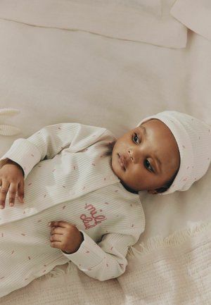 Next, REGULAR FIT - BABY SLEEPSUIT, BODYSUIT, BIB AND HAT SET 4 PIECE - Natdragt - cream milk club