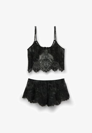 Schwarzes Spitzen-Dessous-Set mit einem gekürzten Camisole mit verstellbaren Trägern und passenden Shorts mit gewelltem Saum.
