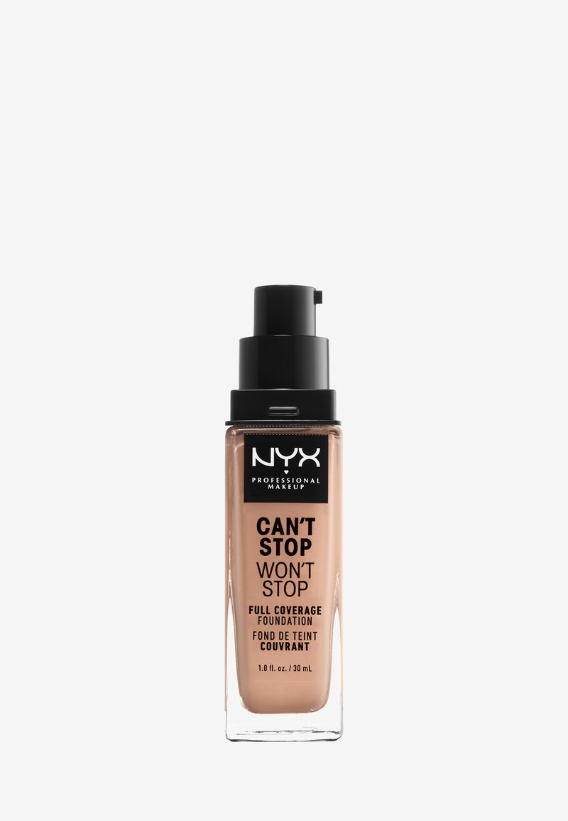 NYX Can't Stop Won't Stop foundation i en klar glasflaska med ett svart pumplock, som har en beige nyans och svart text på etiketten.