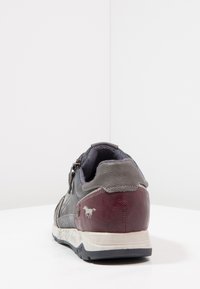 Baskets grises et bordeaux avec une finition en cuir texturé, semelle blanche, fermeture éclair sur le côté et logo de cheval subtil sur le talon.