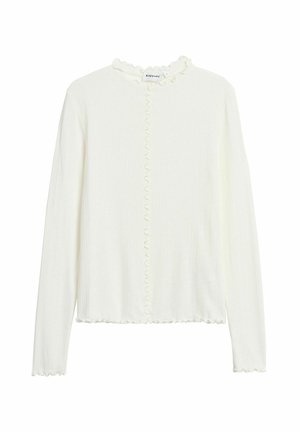 Weiße, gerippte Bluse mit langen Ärmeln und Rüschensaum entlang des Kragens, der vorderen Naht, der Manschetten und des Saums, vor einem einfarbigen Hintergrund präsentiert.