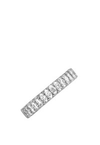 Bague en platine ornée d'une rangée de diamants ronds taille brillante, montée sur un anneau épuré, affichant une finition polie et un design minimaliste.