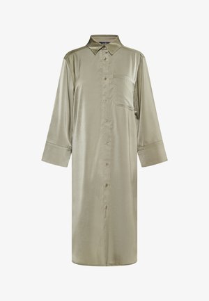 Dlouhá olivově zelená košilová šaty vyrobená z hladkého materiálu, s límečkem, zapínáním na knoflíky vpředu a náprsní kapsou. Rukávy dlouhé 3/4.
