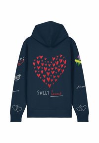 Jūras spēku džemperis ar sarkanu sirdīšu rakstu, uzrakstu "SWEET heart" un dažādiem dizainiem, tostarp tauriņiem un augiem uz piedurknēm. Izgatavots no kokvilnas materiāla.