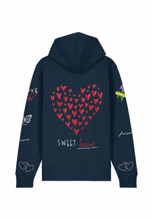 Tengerészkék kapucnis pulóver, nagy piros szív grafikával, amely kisebb szívekből áll, "SWEET heart" felirattal. Díszítések között hímzett minták találhatók az ujjakon.