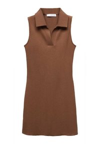 Robe sans manches marron avec un col, en tissu texturé, et une silhouette droite, présentant un léger motif en relief sur l'ensemble.