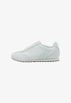 Witte leren sneaker met een laag profiel, voorzien van een getextureerde neuskap, subtiele blauwe accenten en een rubberen zool met kleine gripnoppen.