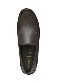 Scarpa slip-on in pelle marrone con punta arrotondata, cuciture a contrasto e una superficie liscia. La soletta presenta il marchio "GEOX".