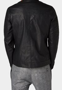 Czarna skórzana kurtka o gładkiej fakturze, z dopasowanym krojem, ozdobami na ramionach i prążkowanymi detalami na rękawach.