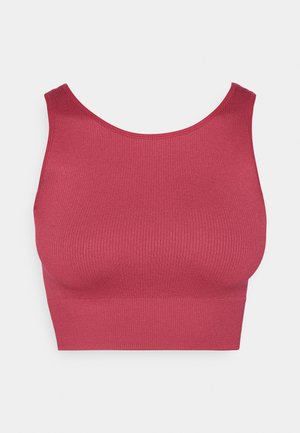 Rebrasti, bezrukavni crop top u dubokoj ružičastoj boji. Izrađen od rastezljivog materijala s okruglim izrezom i prilagođenim dizajnom.
