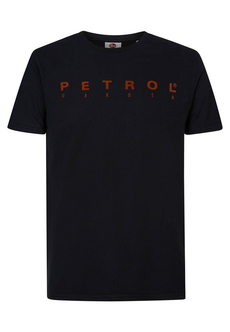 Camiseta de algodón negra de manga corta, con un llamativo texto en naranja que dice "PETROL DAKOTA" en el pecho. Diseño clásico de cuello redondo.