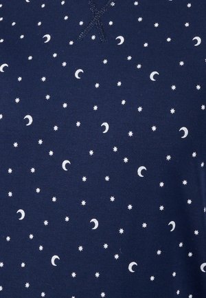 Tessuto blu navy con un motivo sparso di lune e stelle bianche, con una texture morbida e piccoli dettagli di cucitura decorativa.