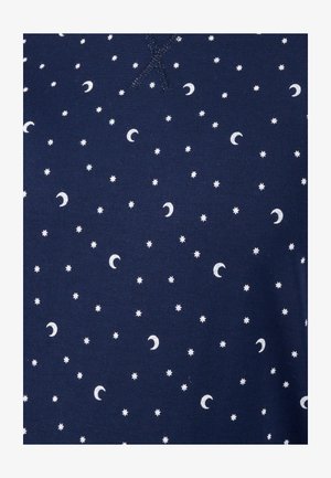 Tissu bleu marine avec un motif éparpillé de lunes et d'étoiles blanches, doté d'une texture douce et de petits détails de couture décoratifs.