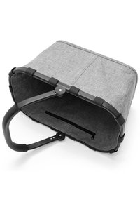Grau textiles Einkaufskorb mit strukturierter Form, schwarzen Griffen und einem Reißverschlussfach innen für sichere Aufbewahrung. Akzentuiert mit abgerundeten Kanten.