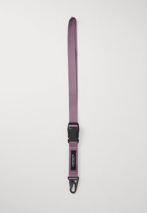 Fascia in tessuto viola con una fibbia in plastica nera e un gancio metallico a un'estremità. Presenta una piccola patch con il logo vicino alla fibbia.
