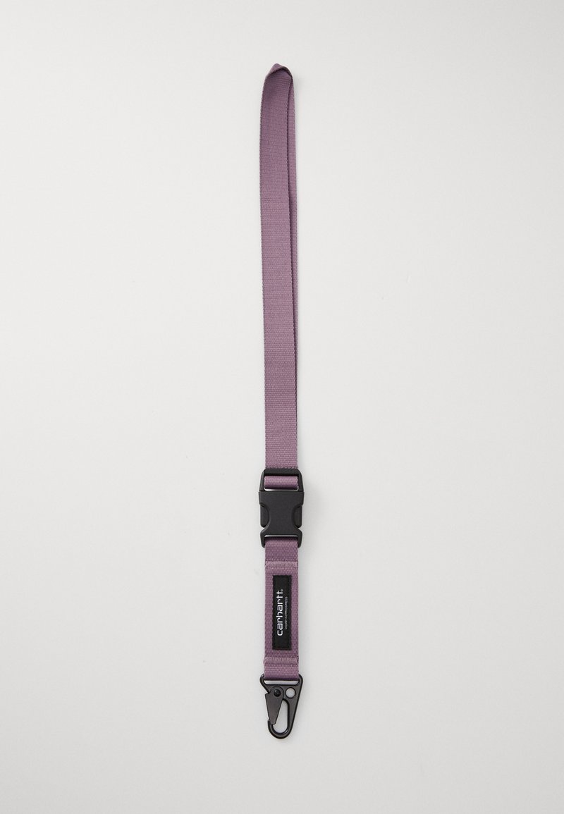 Fascia in tessuto viola con una fibbia in plastica nera e un gancio metallico a un'estremità. Presenta una piccola patch con il logo vicino alla fibbia.