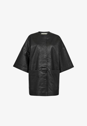 Przesadnie duża czarna skórzana kurtka z okrągłym dekoltem, krótkimi rękawami i dwiema przednimi kieszeniami. Gładka tekstura z minimalnymi detalami szewnymi.