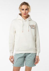 Roomwitte hoodie met trekkoorden, voorkantzak en tekstontwerp. Draagt met lichtblauwe shorts. Soepele textuur, comfortabele pasvorm.