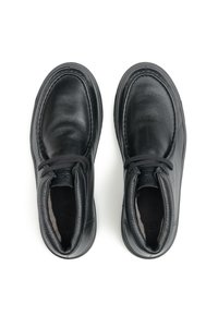 Stivali alla caviglia in pelle nera con punta arrotondata, colli imbottiti e lacci neri. Le scarpe presentano una pelle testurizzata e un rivestimento interno morbido.