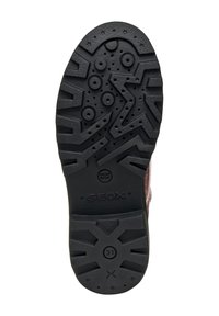 Semelle en caoutchouc noir avec des motifs texturés et diverses indentations circulaires. Comprend un logo Geox et un marquage de brevet italien.