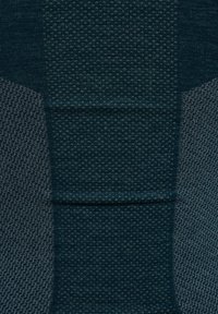 Mørkegråt stof med forskellige strikkemønstre, herunder små bikage- og teksturerede gittersektioner, der danner lodrette paneler.