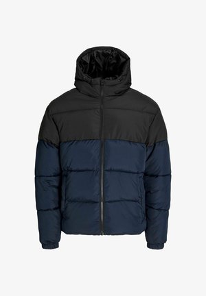 Fújtatott dzseki fekete felső résszel és tengerészkék alsó résszel. Cipzáras záródással, kapucnival és elasztikus mandzsettákkal rendelkezik. Simább, párnázott textúra.