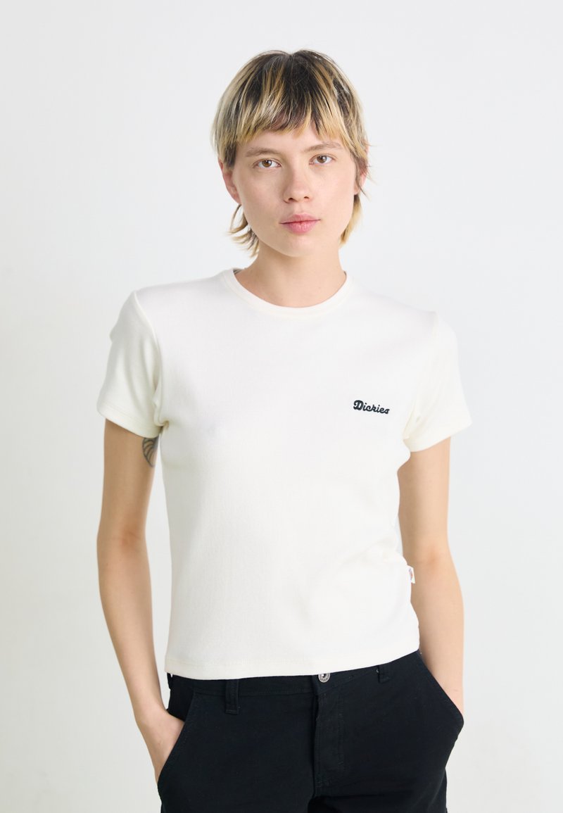T-shirt bianca a maniche corte realizzata in cotone, con un logo ricamato in nero "Dior" sul lato sinistro del petto. Tessuto leggero, vestibilità standard.