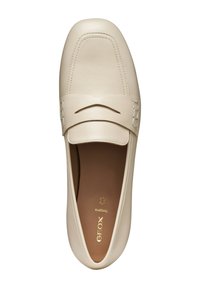 Scarpa slip-on in pelle beige con punta rotonda, rifiniture decorative a cucitura e dettagli del logo dorato sulla soletta. Design flat.