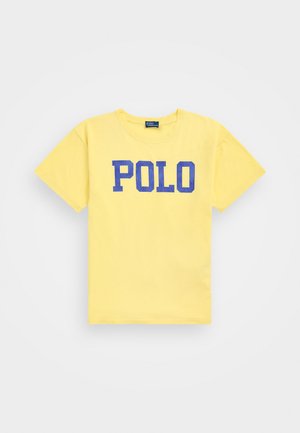 Gelbes Baumwoll-T-Shirt mit einem blauen "POLO"-Grafikdesign auf der Vorderseite. Klassische Kurzärmel und ein runder Halsausschnitt in entspannter Passform.