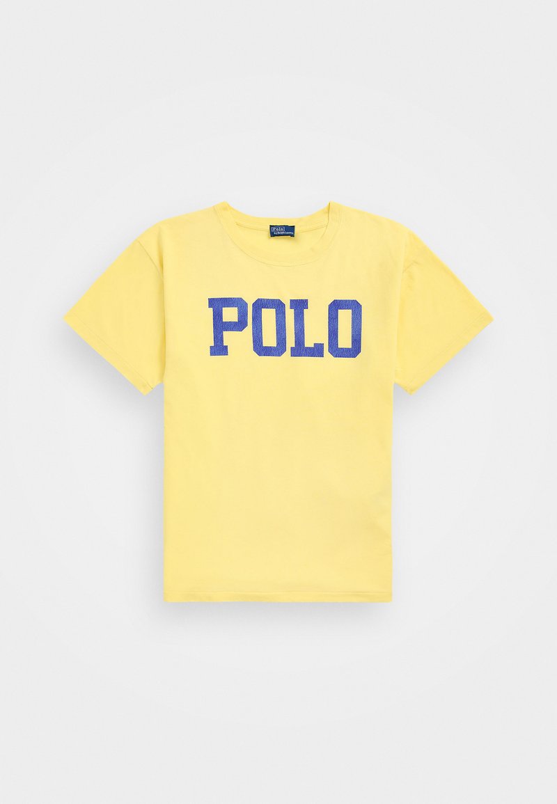 Dzeltena kokvilnas T-krekls ar zilu "POLO" grafiku priekšā. Klasicīgas īsās piedurknes un apaļa kakla izgriezums ar brīvu piegriezumu.