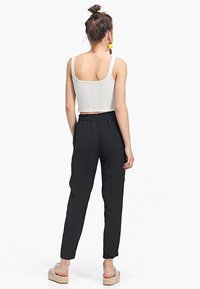 Stradivarius Tygbyxor - black