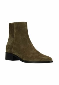 Stivale in suede verde oliva con punta affusolata e tacco basso a blocco. Texture liscia e design minimalista senza hardware o dettagli visibili.