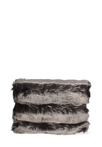 Borsa a pochette in pelliccia sintetica grigia e grigio scuro con un design a strisce testurizzate, chiusura con zip e un esterno morbido e peloso.
