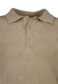 Beige stickad polo med krage, med vertikala öppna vävmönster och två knäppningar vid kragen.