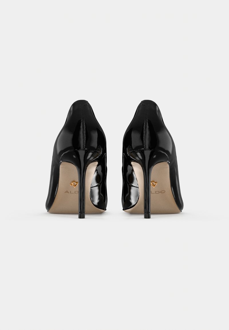 Schwarze Lackleder-High Heels mit spitzen Zehen, Stiletto-Absätzen und einem goldgeprägten Logo auf der beigen Innensohle.