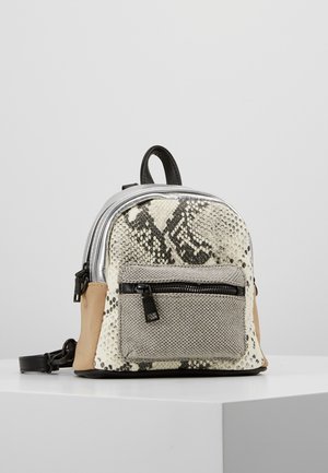 Lille rygsæk med beige og sort slangeskindsmønster, sølvfarvet top, lysebrune sider, forreste netlynlåslomme og sorte stropper på hvid overflade.
